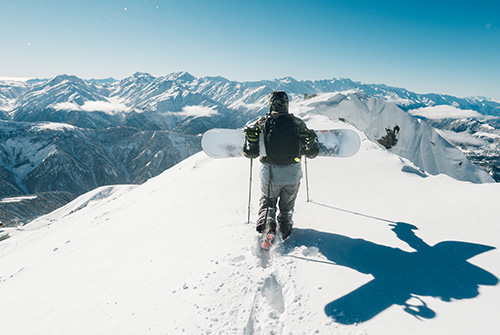 Snowboarder en haut d'une montagne