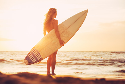 Surfeuse sur une plage